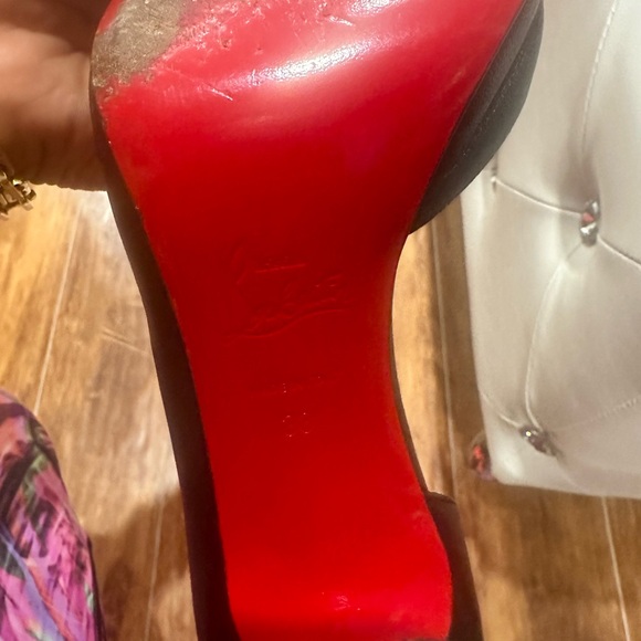Christian Louboutin - Picture 4 of 7